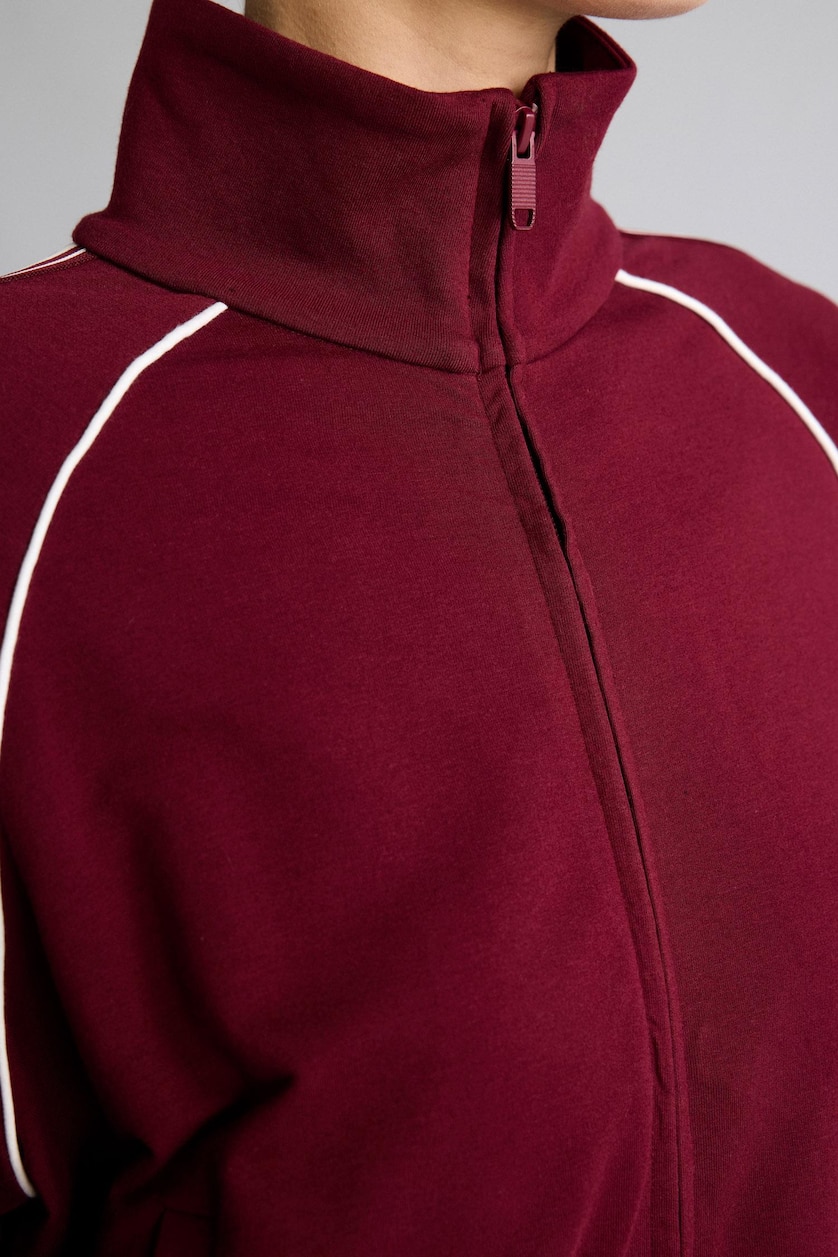 Woman Bordeaux Standard Fit High Neck Zippered Sports Hoodie