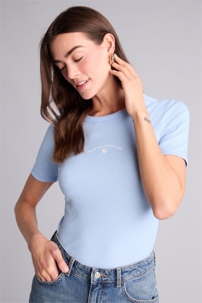 Kadın Açık Mavi Slım Fıt Bisiklet Yaka Nakış Baskı Çiçekli Fitilli Kaşkorse Kısa Kollu Tişört