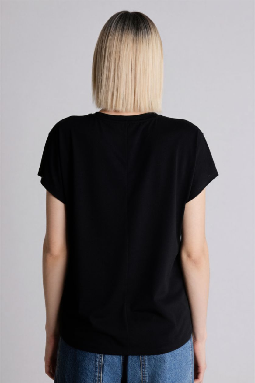 Kadın Siyah Bisiklet Yaka Taş Baskılı Kısa Kollu Tişört