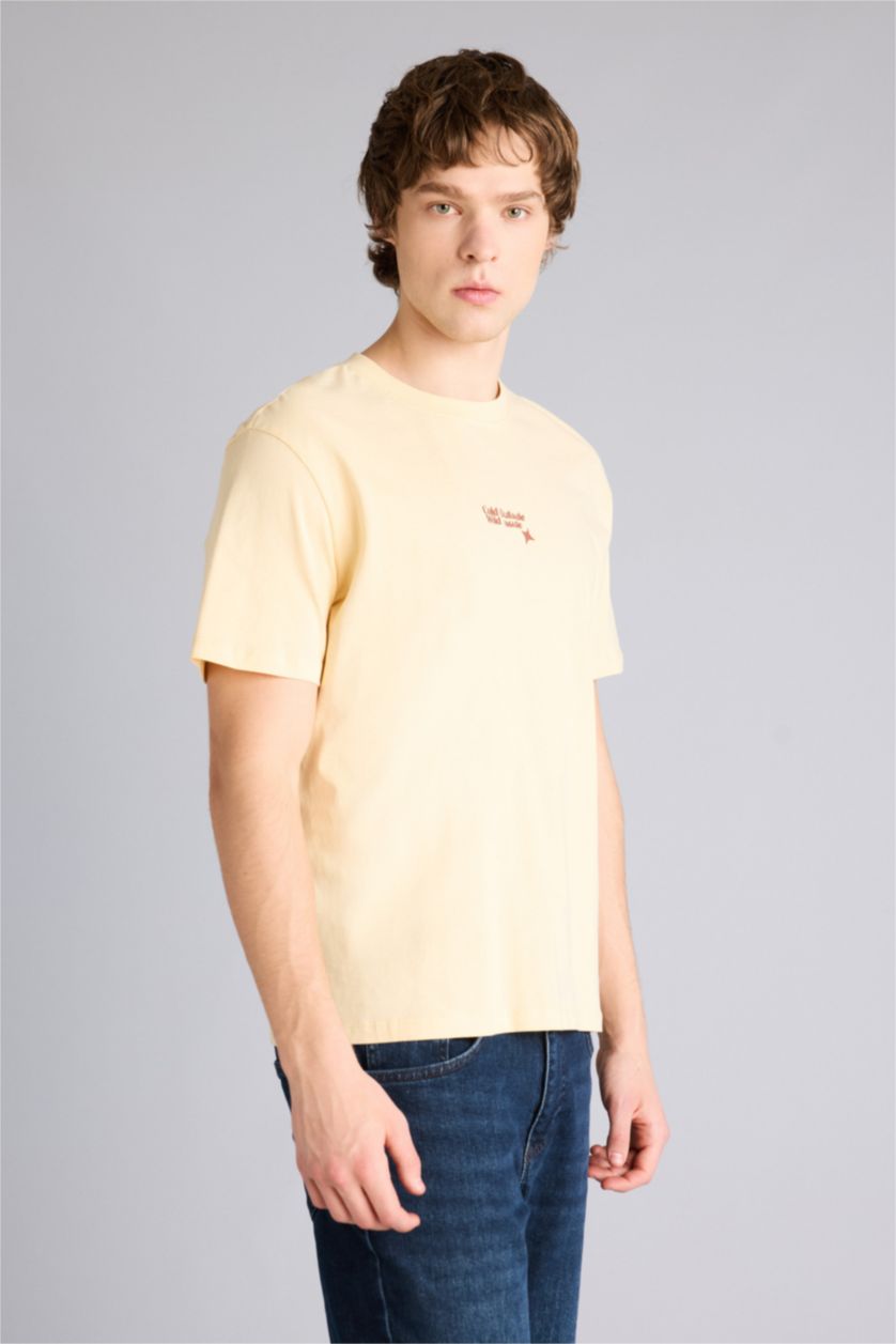 رجال أصفر تيشيرت نص كم قصة عادية مطبوع