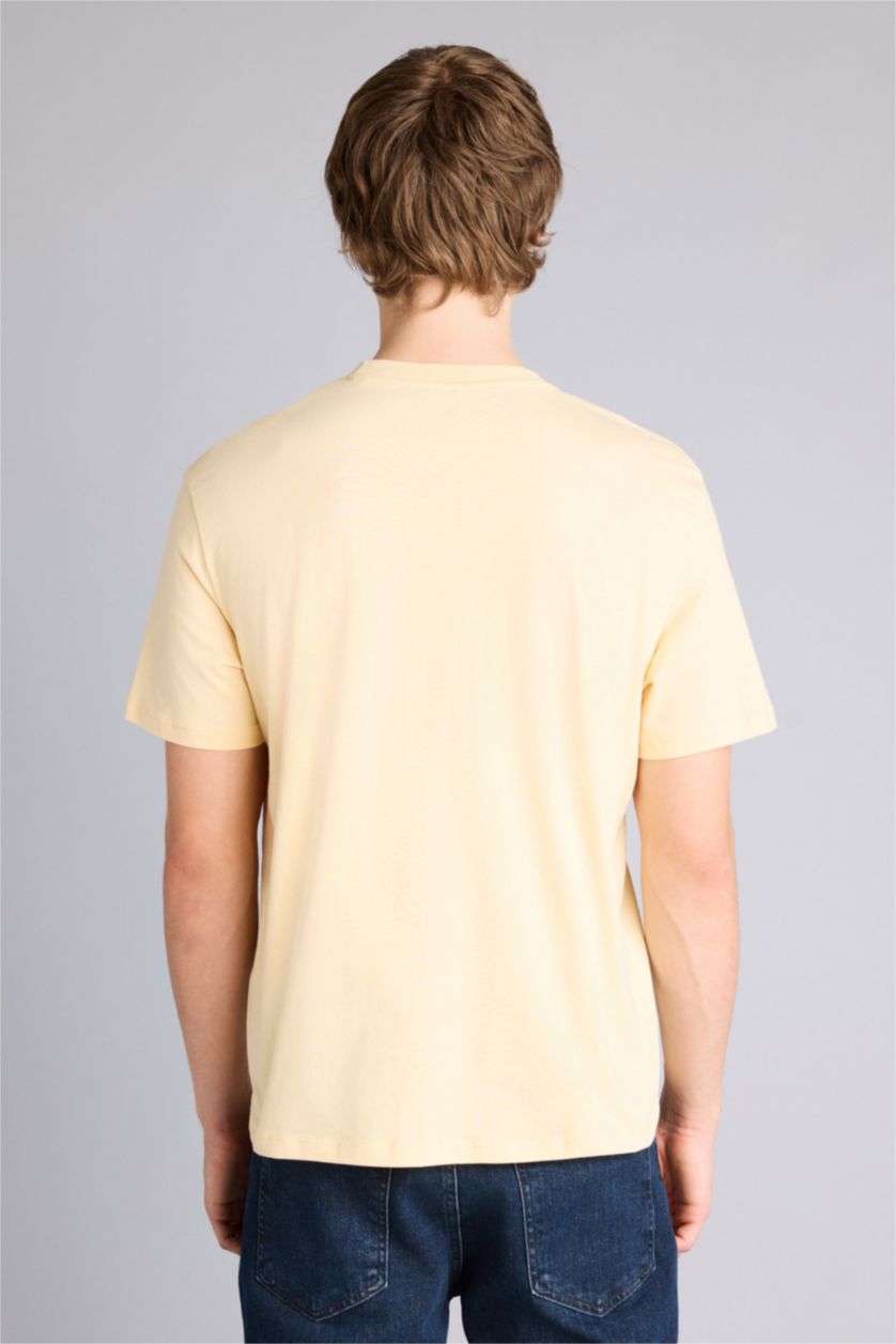 رجال أصفر تيشيرت نص كم قصة عادية مطبوع