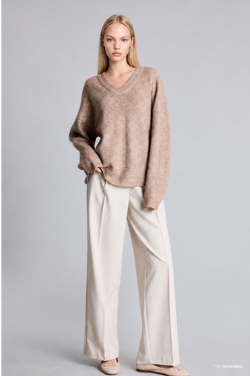 FEMME Beige Pull en tissu selanik à col V Coupe oversize