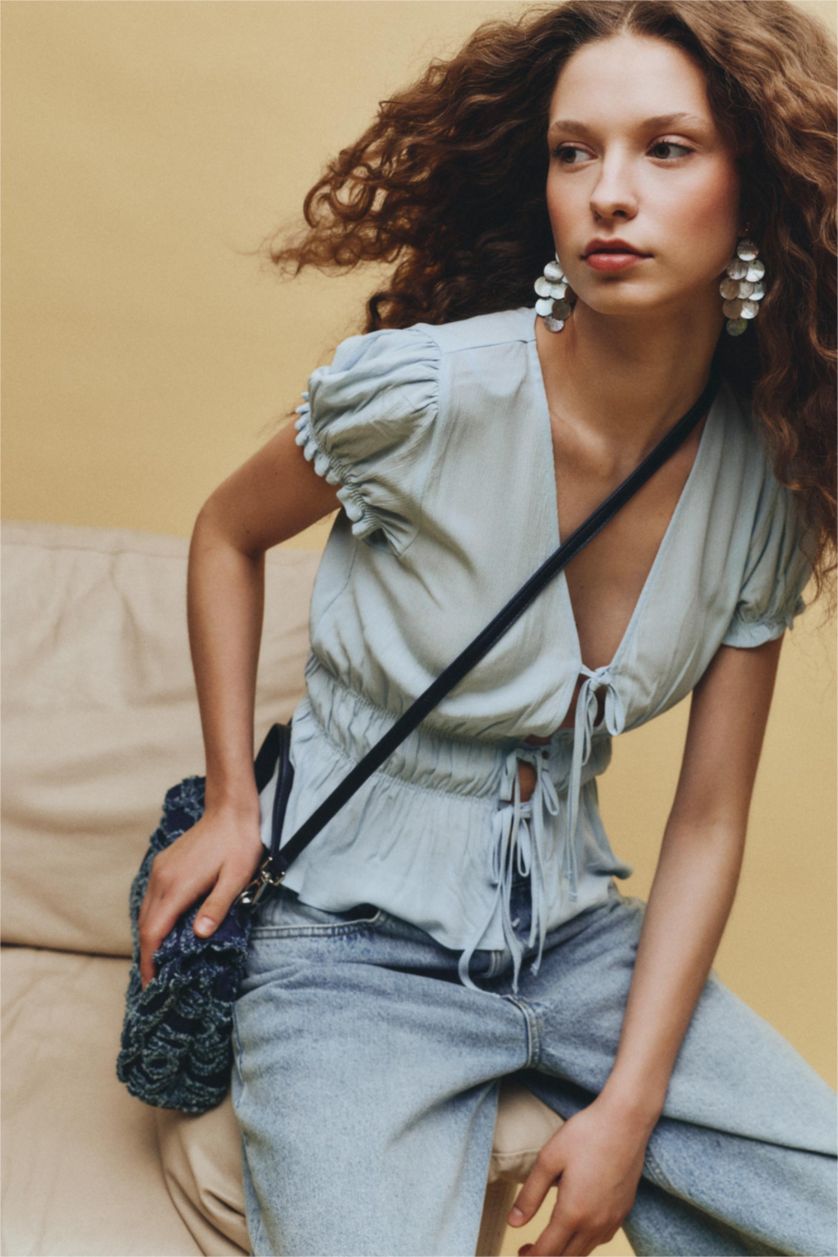 Woman Light Blue Slim Fit V-Neck Short Sleeve Blouse