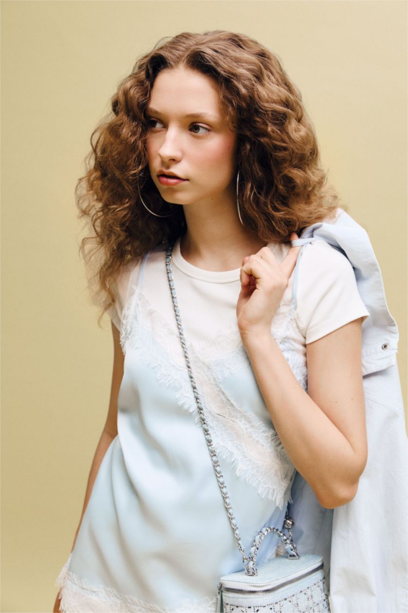 Kadın Açık Mavi Regular Fıt V Yaka Saten Kolsuz Bluz