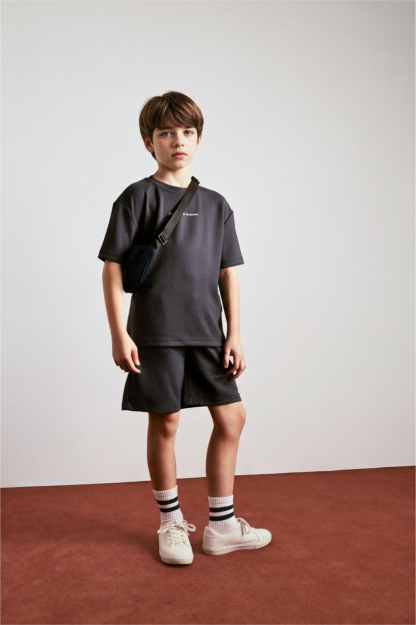 BOYS & TEENS Anthracite شورت اولادي بطبعة شعار اوفر سايز