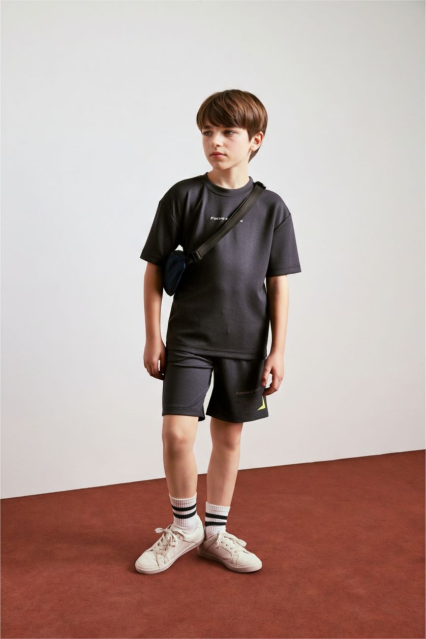 BOYS & TEENS Anthracite شورت اولادي بطبعة شعار اوفر سايز