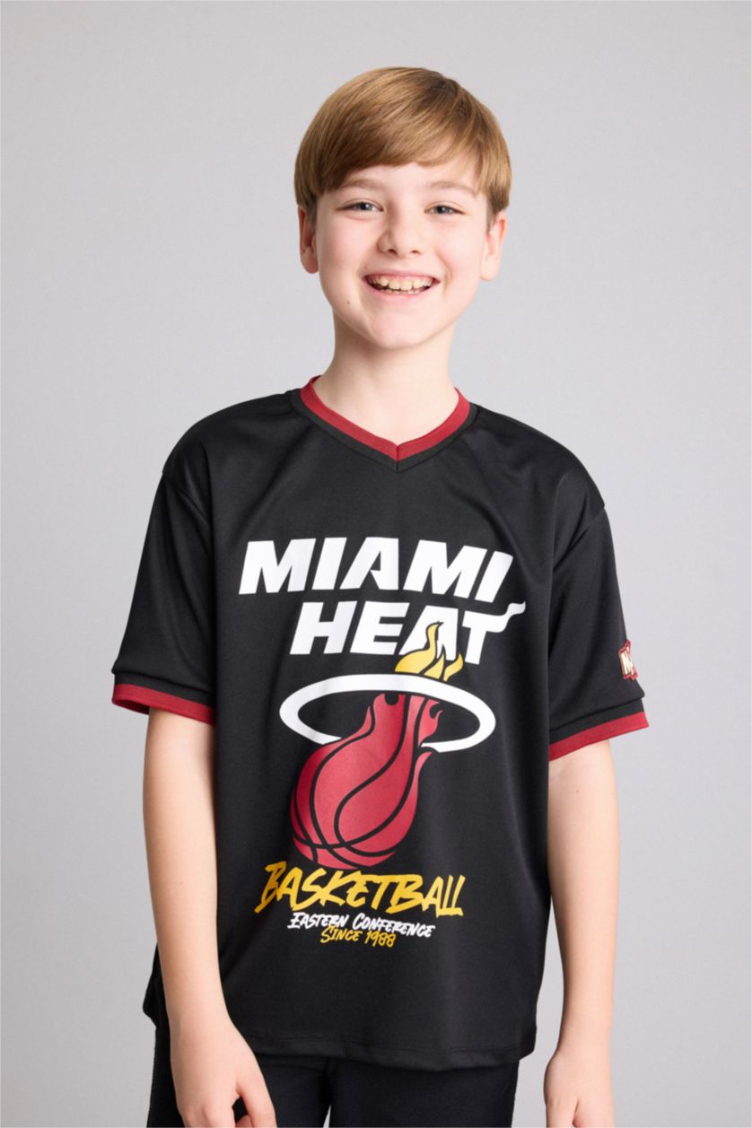 Мальчики и подростки Черный Футболка New Regular Fit NBA Miami Heat из сетчатой ткани с V-образным вырезом и коротким рукавом для мальчиков
