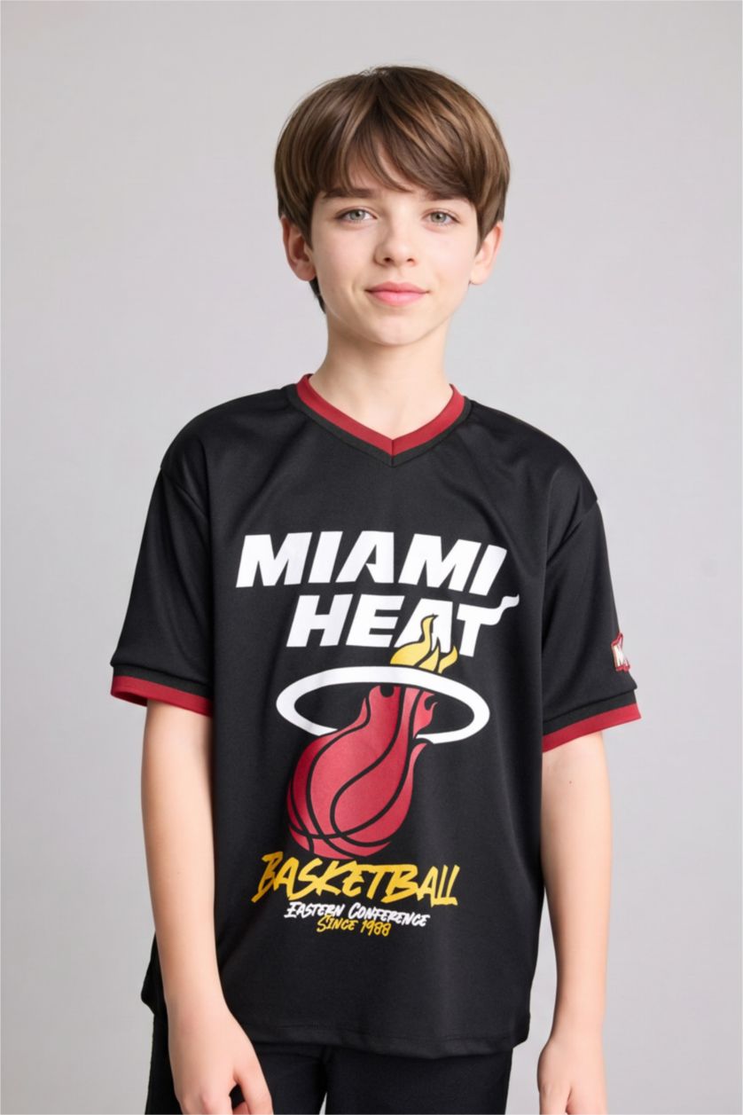BOYS & TEENS Black Boy New Regular Fit Licensed by the NBA Miami Heat Short Sleeve T-Shirt