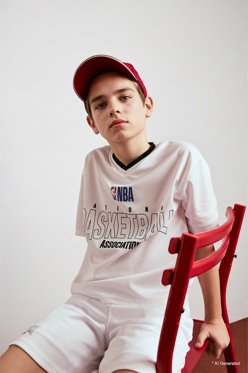 GARÇONS Blanc T-shirt NBA Wordmark  à manches courtes et col V pour garçon