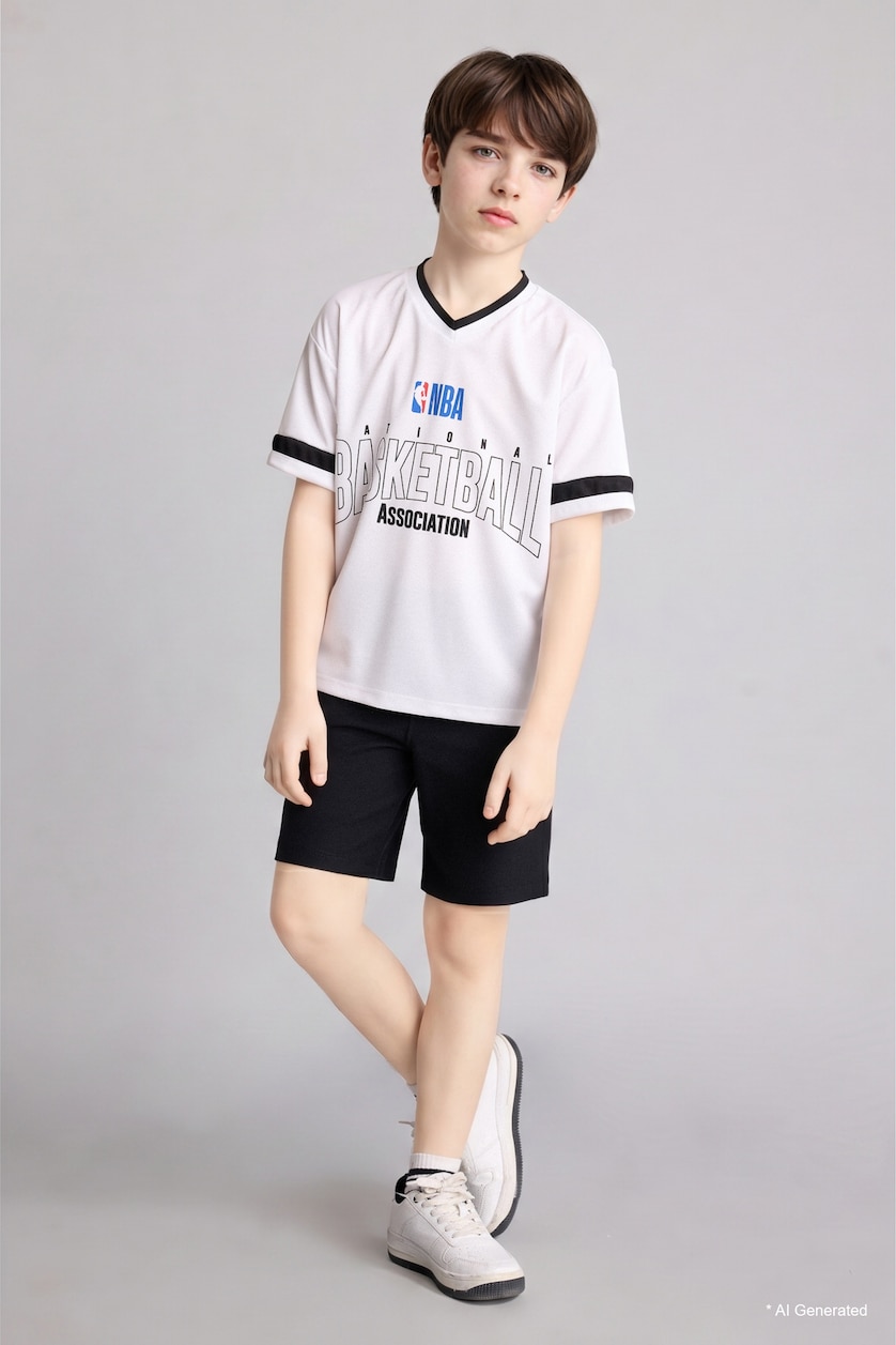 GARÇONS Blanc T-shirt NBA Wordmark  à manches courtes et col V pour garçon