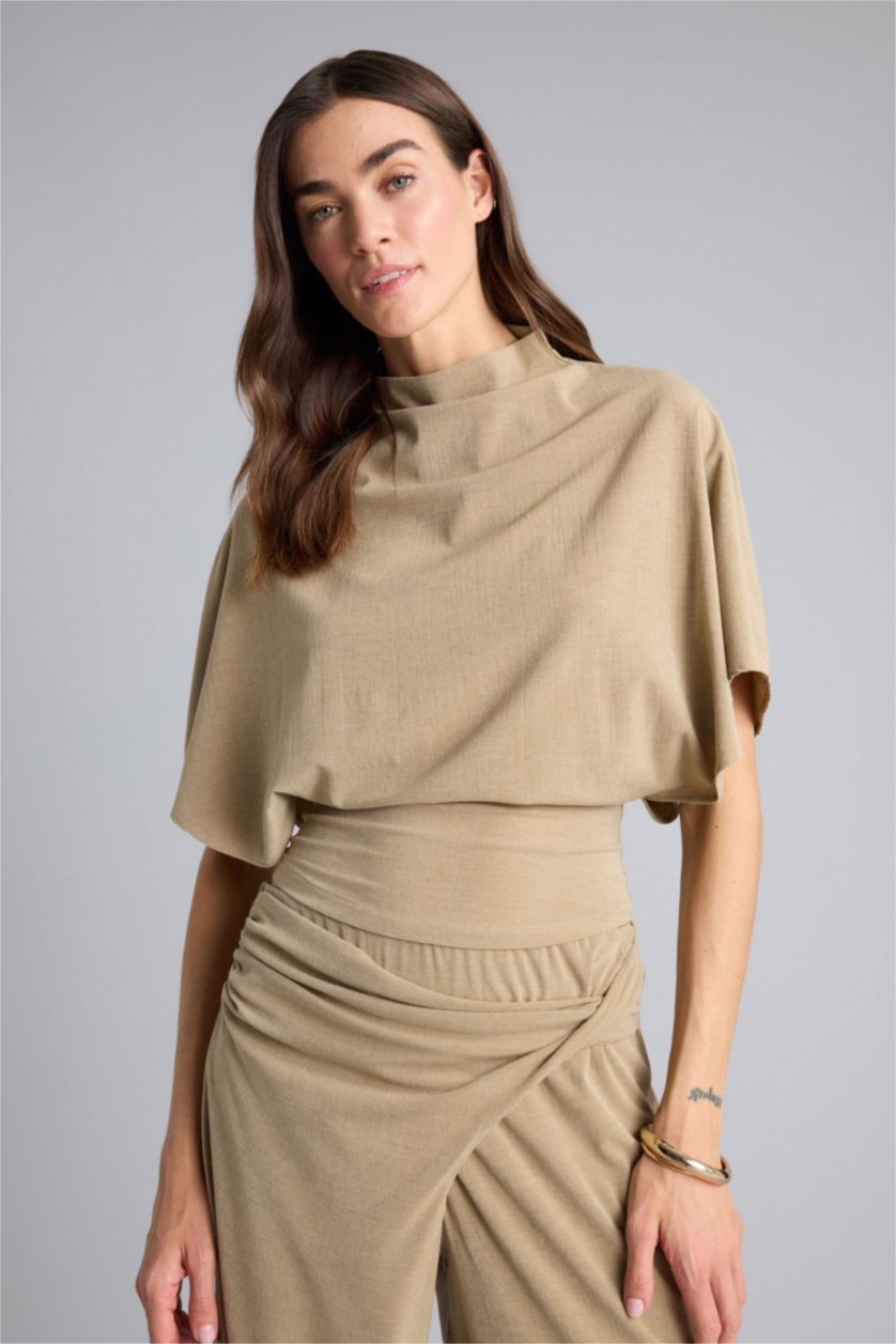 Kadın Bej Slım Fıt Yarım Balıkçı Yaka Krep Tişört