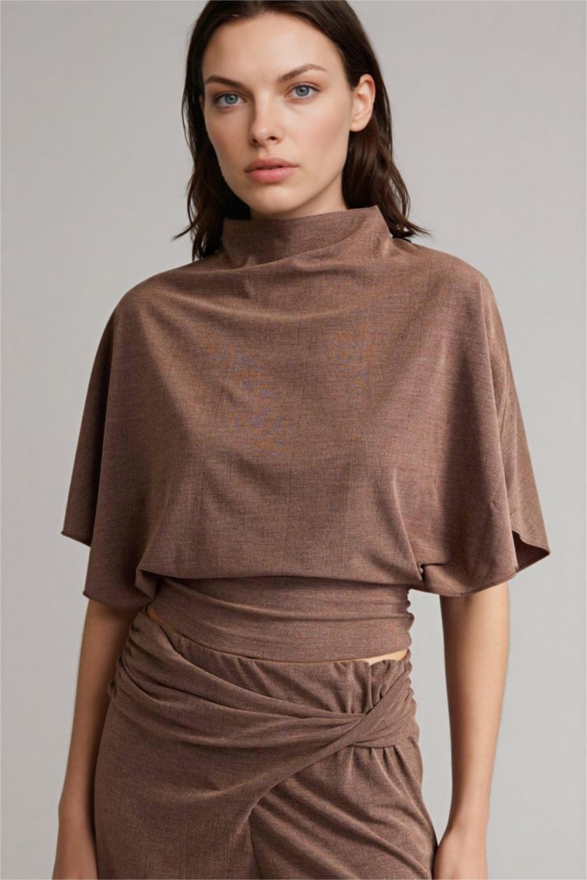 Kadın Açık Kahve Slım Fıt Yarım Balıkçı Yaka Krep Kısa Kollu Tişört
