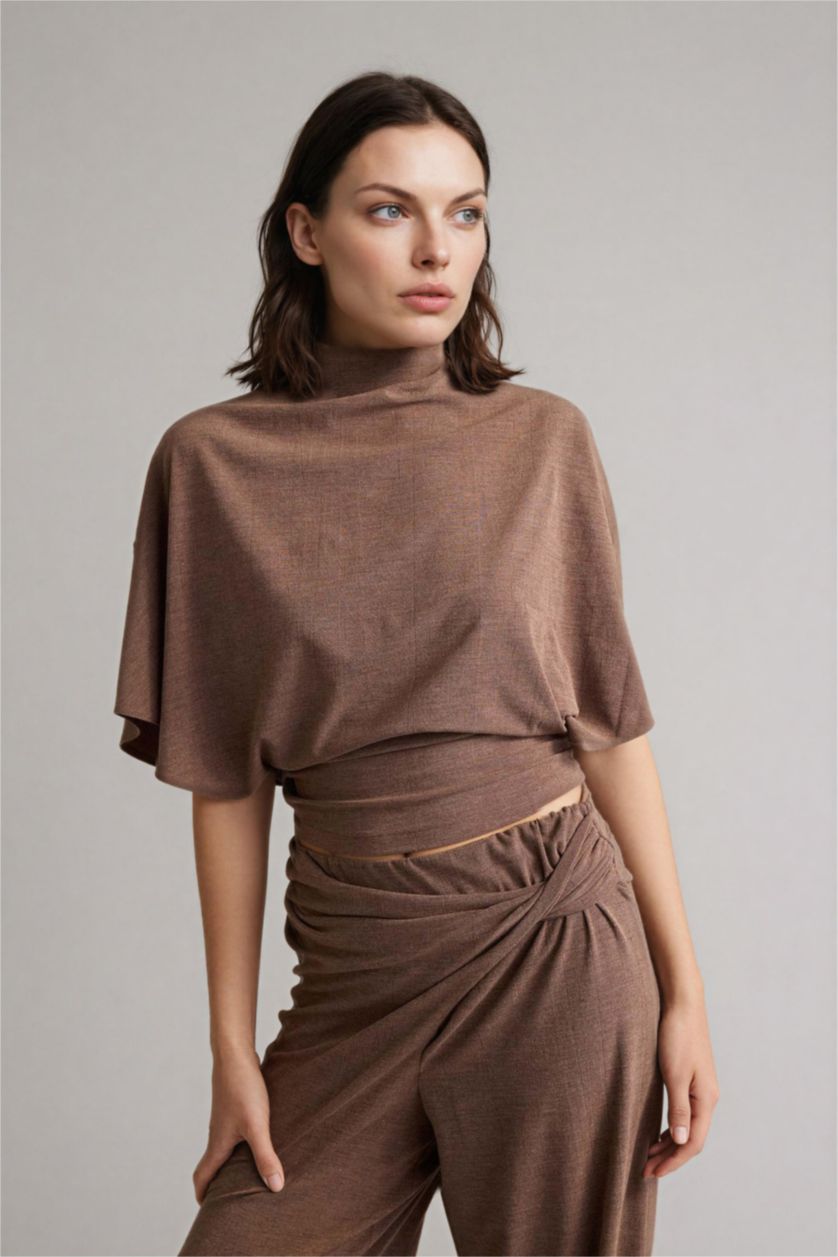 Kadın Açık Kahve Slım Fıt Yarım Balıkçı Yaka Krep Kısa Kollu Tişört