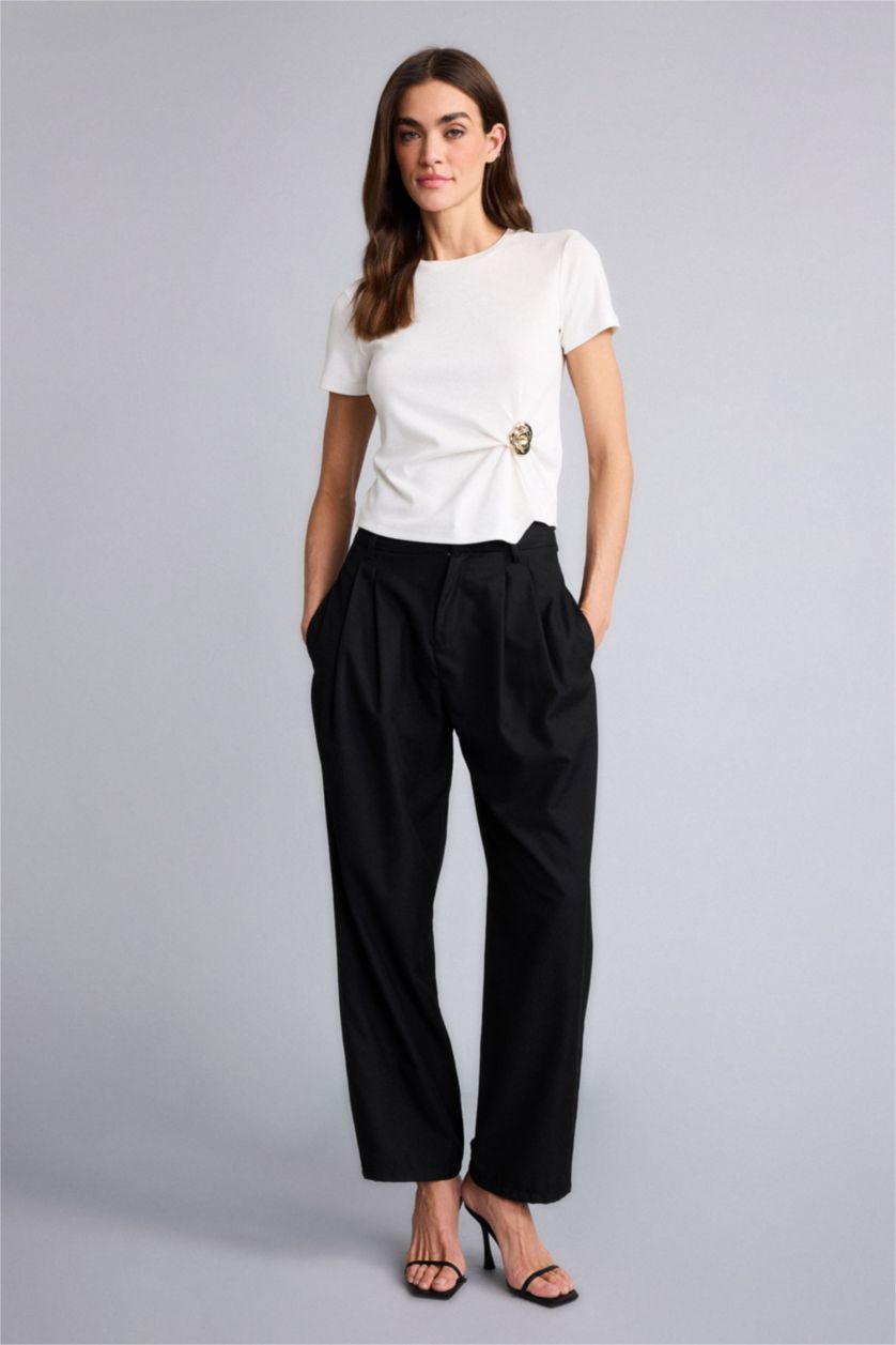 WOMAN Ecru تيشيرت نص كم سليم فيت وياقة مستديرة