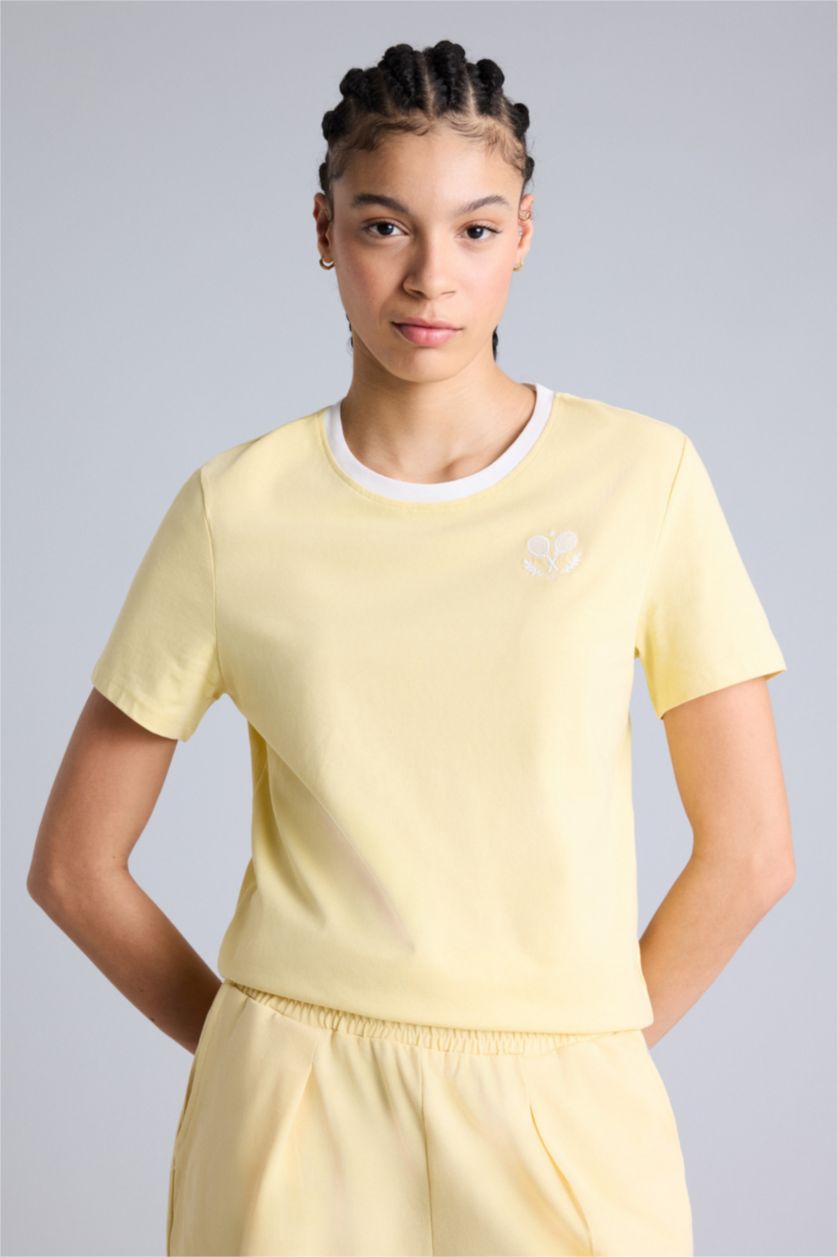 Kadın Açık Sarı Standart Fıt Bisiklet Yaka Nakış Baskı Spor Baskılı Sporcu Kısa Kollu Tişört