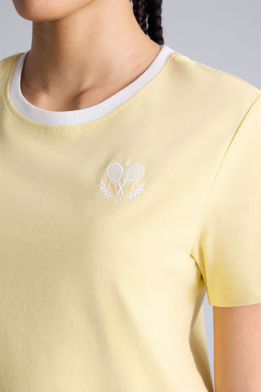Kadın Açık Sarı Standart Fıt Bisiklet Yaka Nakış Baskı Spor Baskılı Sporcu Kısa Kollu Tişört