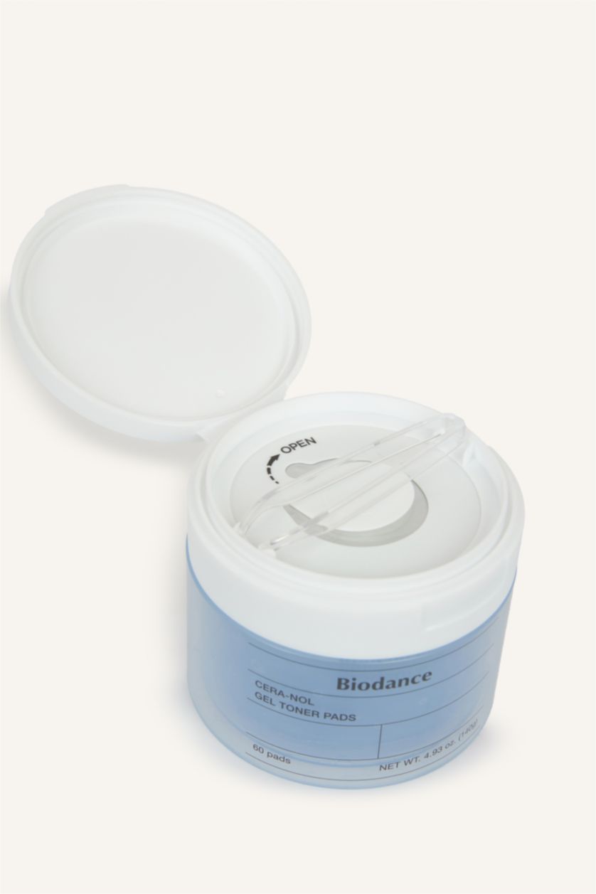 Woman Blue Biodance Cera Nol Gel Toner Instant Moisturizing and Cooling Glacier Water Gel Toner Pad 60 Pcs