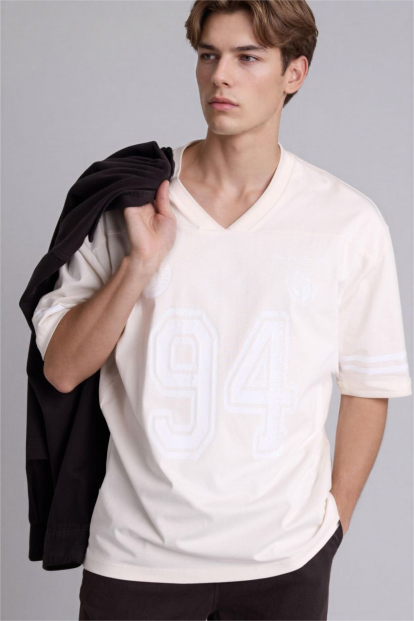 Man Ecru تيشيرت نص ردن قضة فضفاضة مطبوع