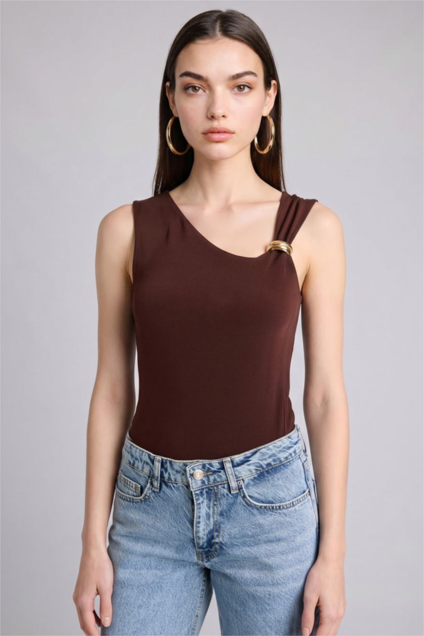 حريمي بني تانك توب سليم فيت بياقة عريضة