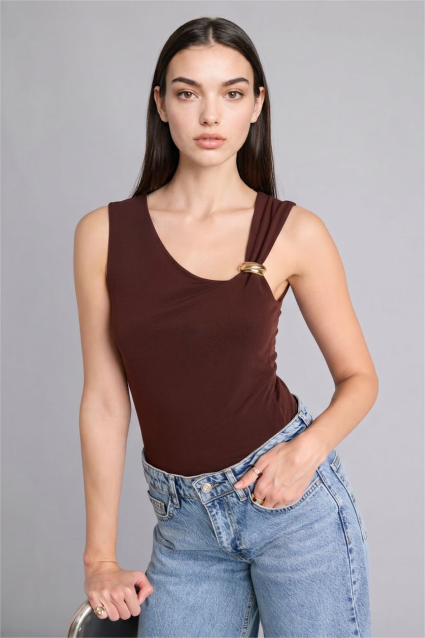 حريمي بني تانك توب سليم فيت بياقة عريضة