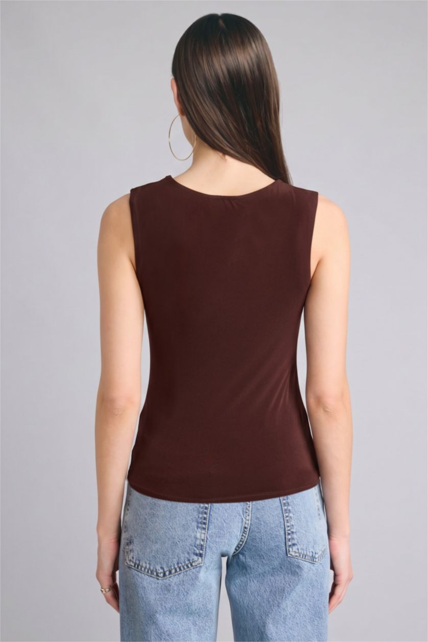 حريمي بني تانك توب سليم فيت بياقة عريضة