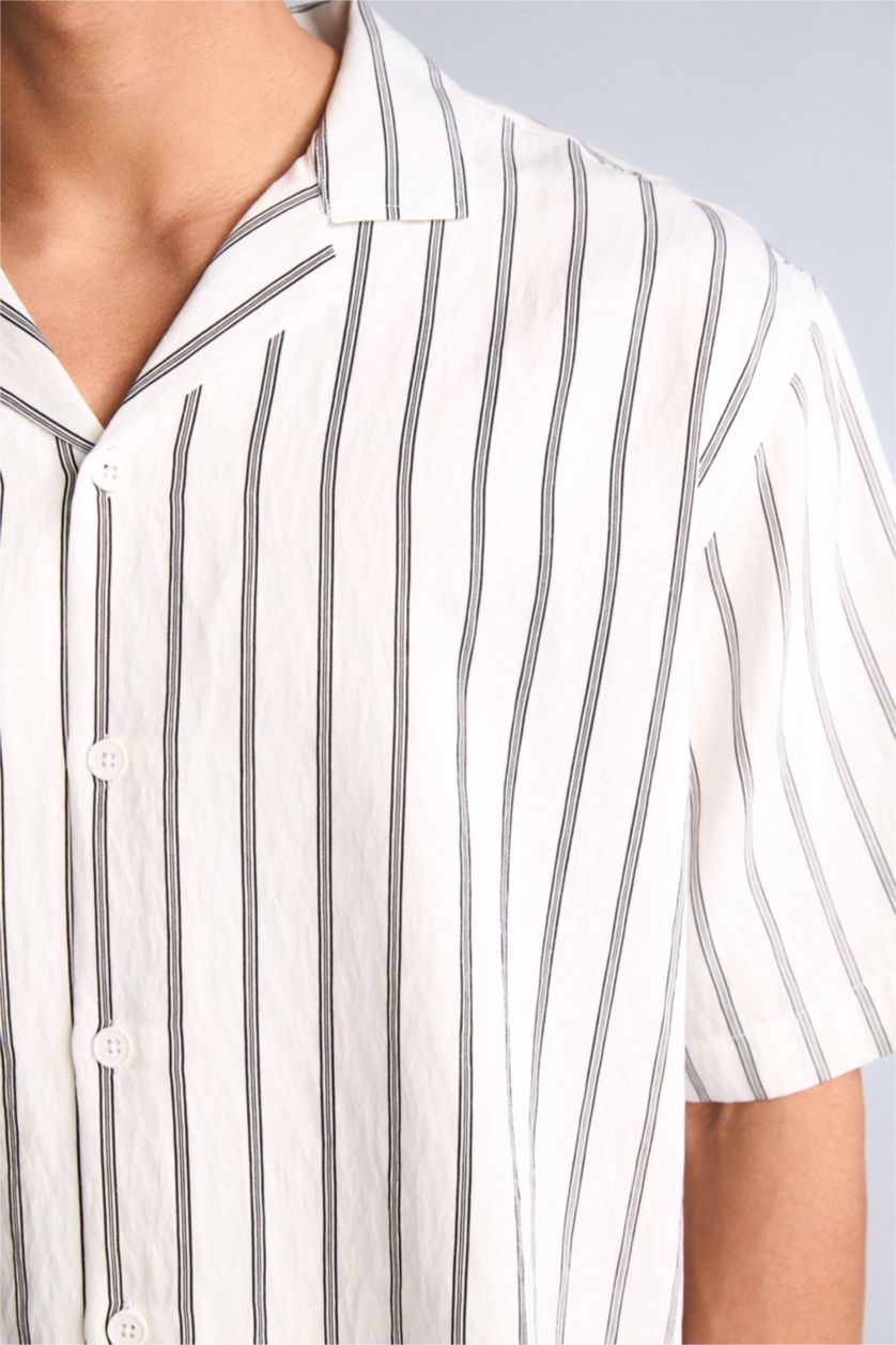 Man White Boxy Fit Apache Neck Short Sleeve Shirt