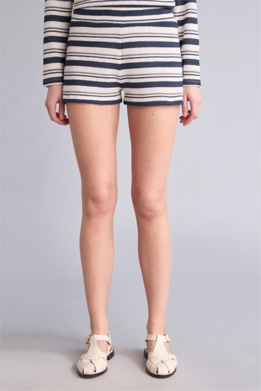 Kadın Kırık Beyaz Çizgili Kısa Şort