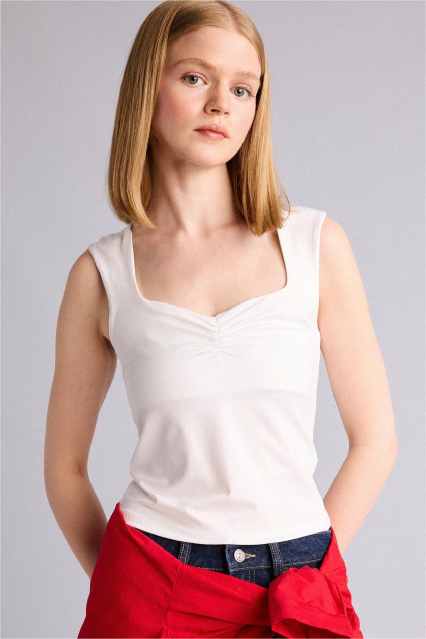 Kadın Kırık Beyaz Fıtted Kalp Yaka Atlet