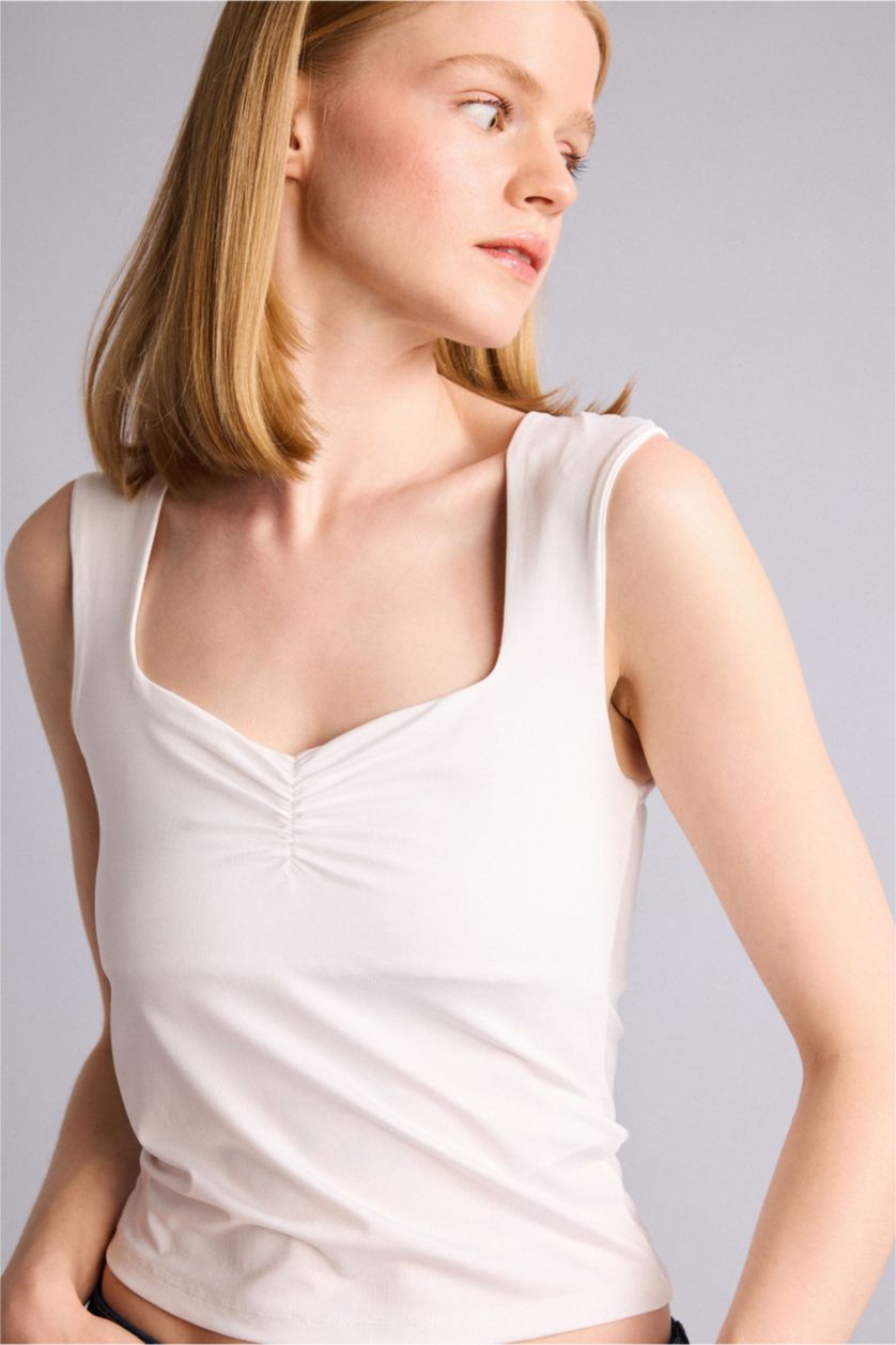 Kadın Kırık Beyaz Fıtted Kalp Yaka Atlet