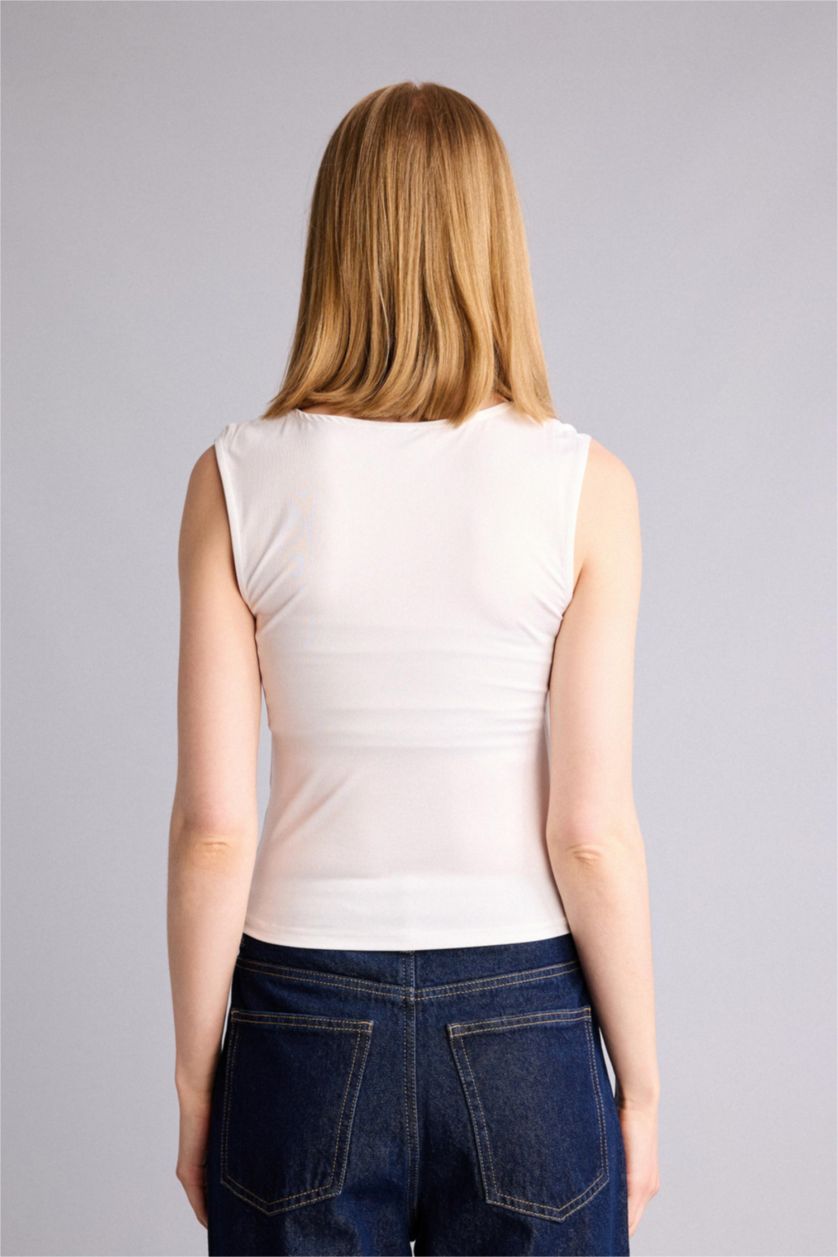 Kadın Kırık Beyaz Fıtted Kalp Yaka Atlet