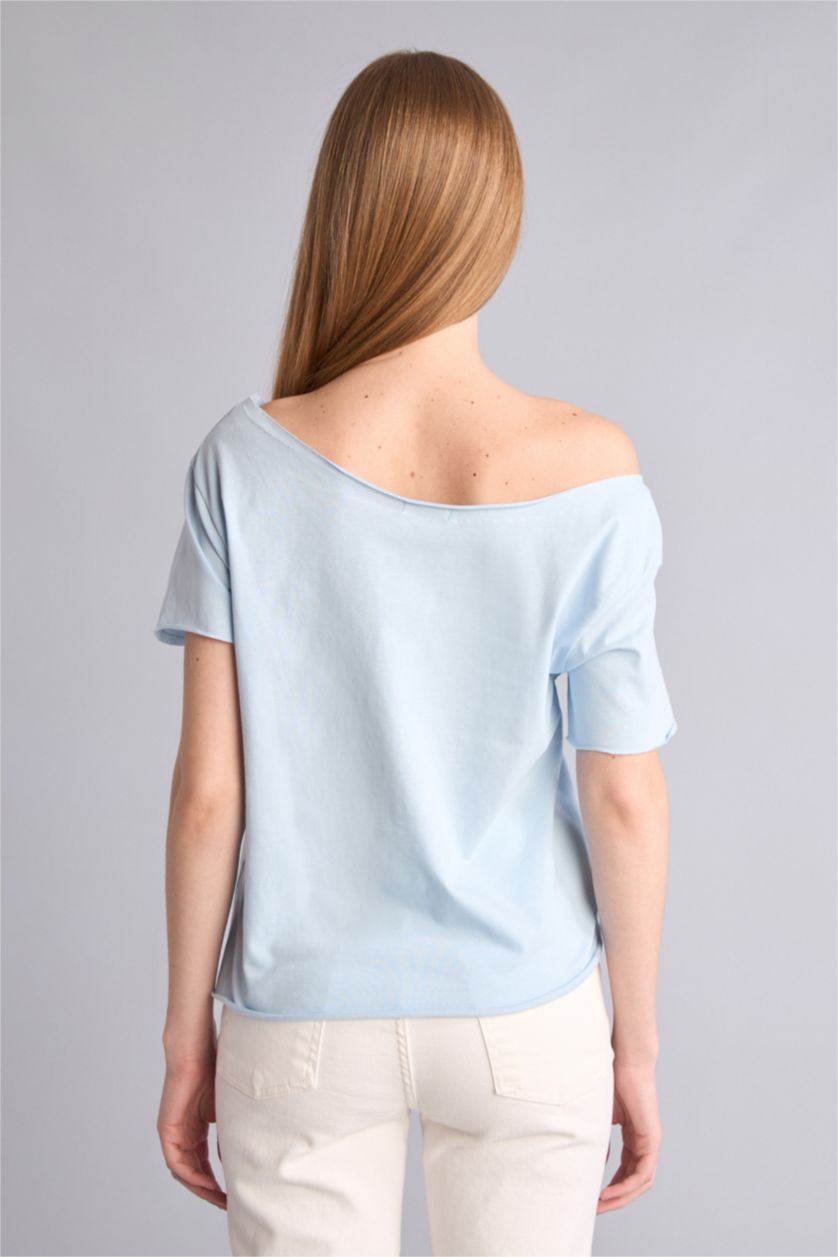 Kadın Açık Mavi Slım Fıt Kayık Yaka Baskılı Tişört