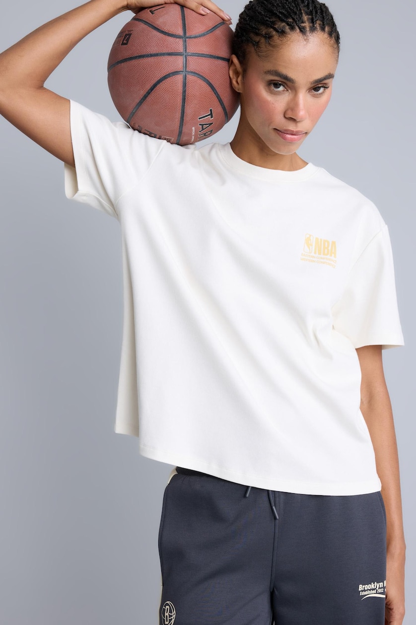 Kadın Ekru NBA Wordmark Relax Fıt Sırt Baskılı Tişört