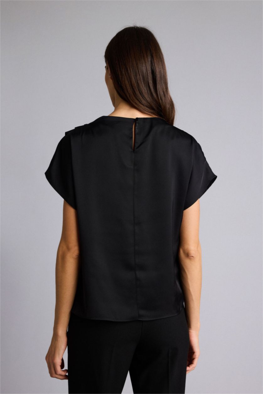 Kadın Siyah Regular Fıt Degaje Yaka Saten Kısa Kollu Bluz