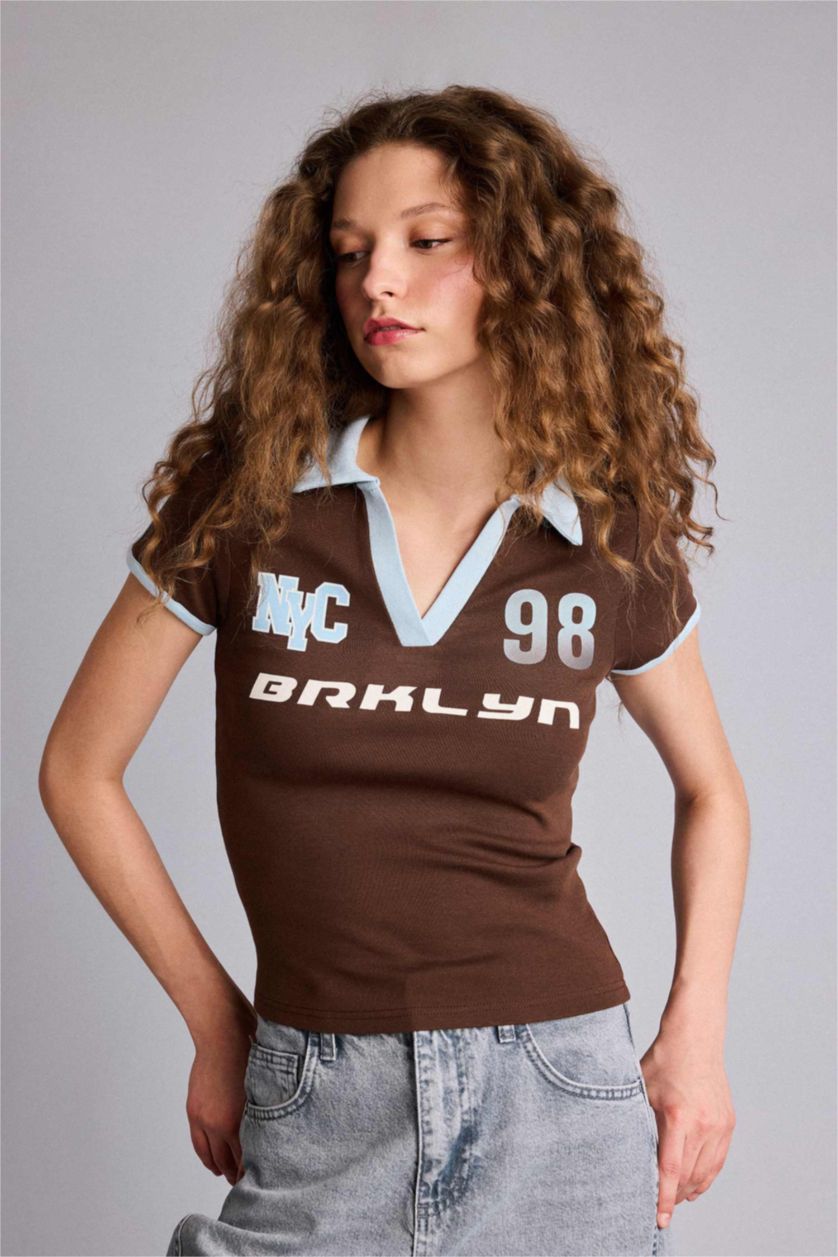 Kadın Kahve Fıtted Polo Yaka Baskılı Ribana Kısa Kollu Tişört