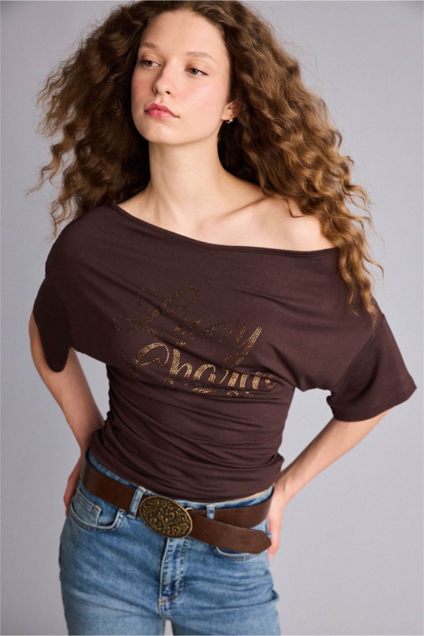 Kadın Kahve Fıtted Açık Omuz Baskılı Kısa Kollu Tişört