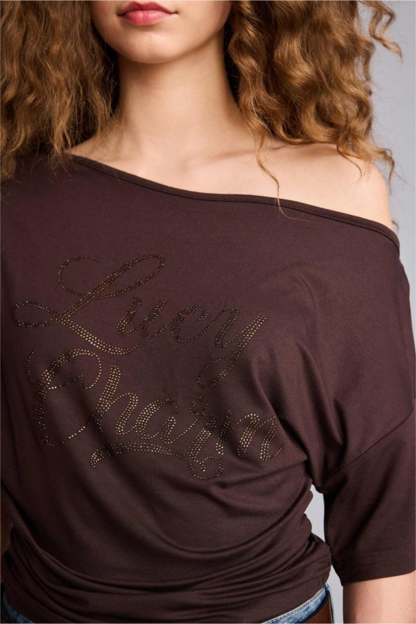 Kadın Kahve Fıtted Açık Omuz Baskılı Kısa Kollu Tişört
