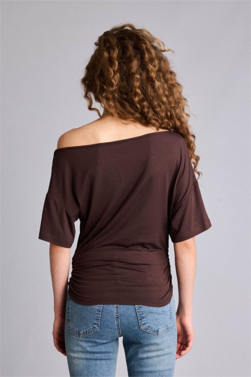 Kadın Kahve Fıtted Açık Omuz Baskılı Kısa Kollu Tişört