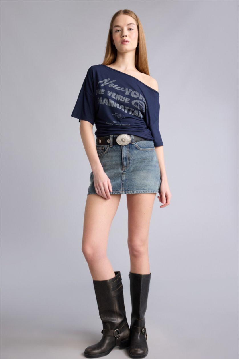 Kadın Lacivert Fıtted Açık Omuz Baskılı Tişört