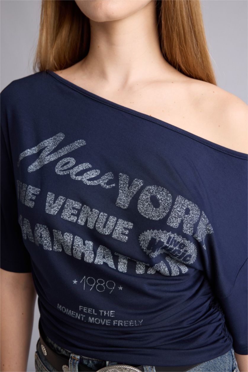 Kadın Lacivert Fıtted Açık Omuz Baskılı Tişört