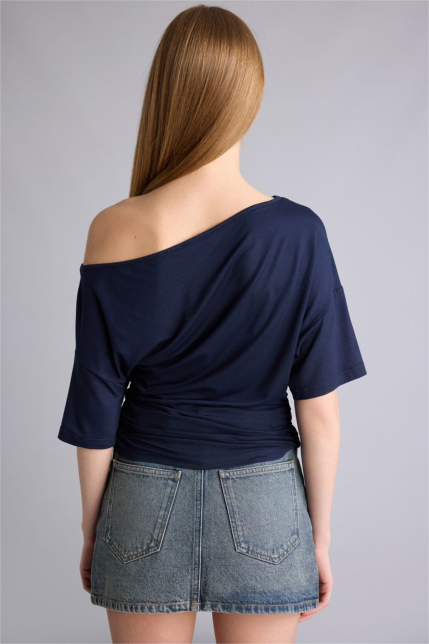 Kadın Lacivert Fıtted Açık Omuz Baskılı Tişört