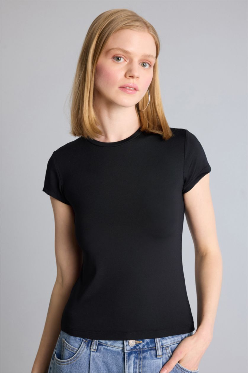 Woman Black Slim Fit Short Sleeve T-Shirt