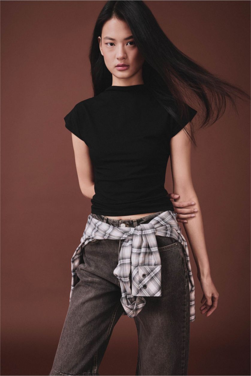 Woman Black Woman Short Sleeve T-Shirt