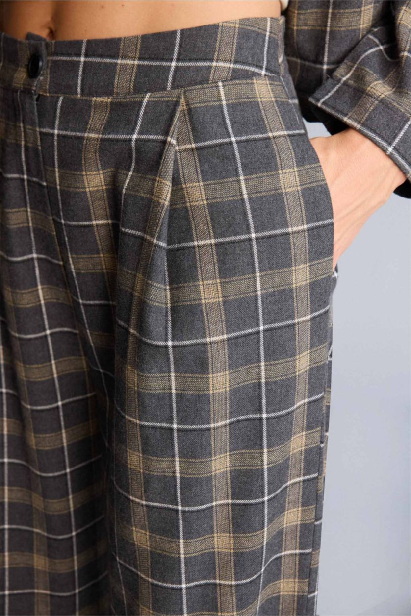 Woman Light Grey jogger Pocket Detailed Plaid Trousers