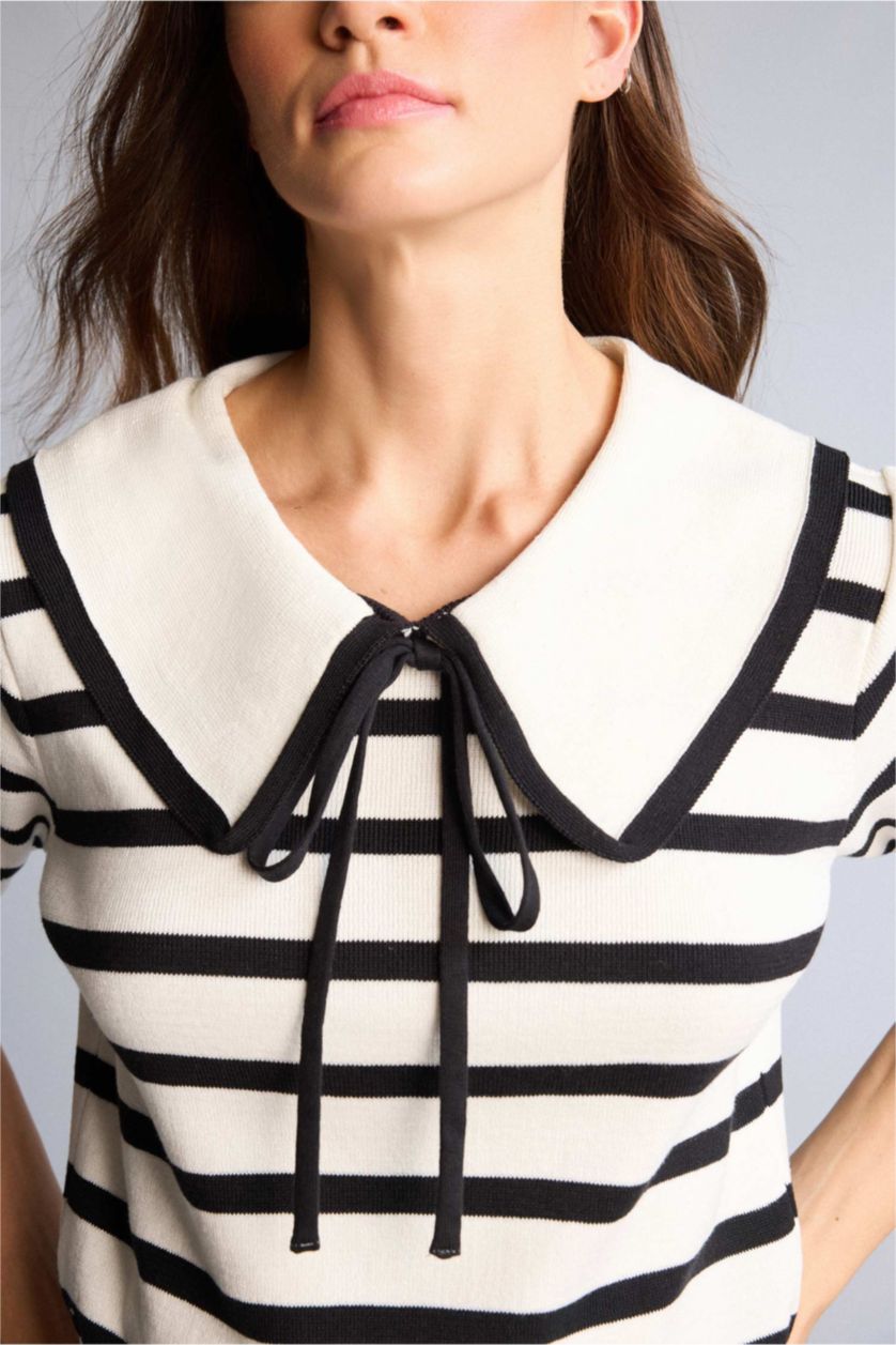 Kadın Kırık Beyaz Crop Büyük Yaka Çizgili Kazak