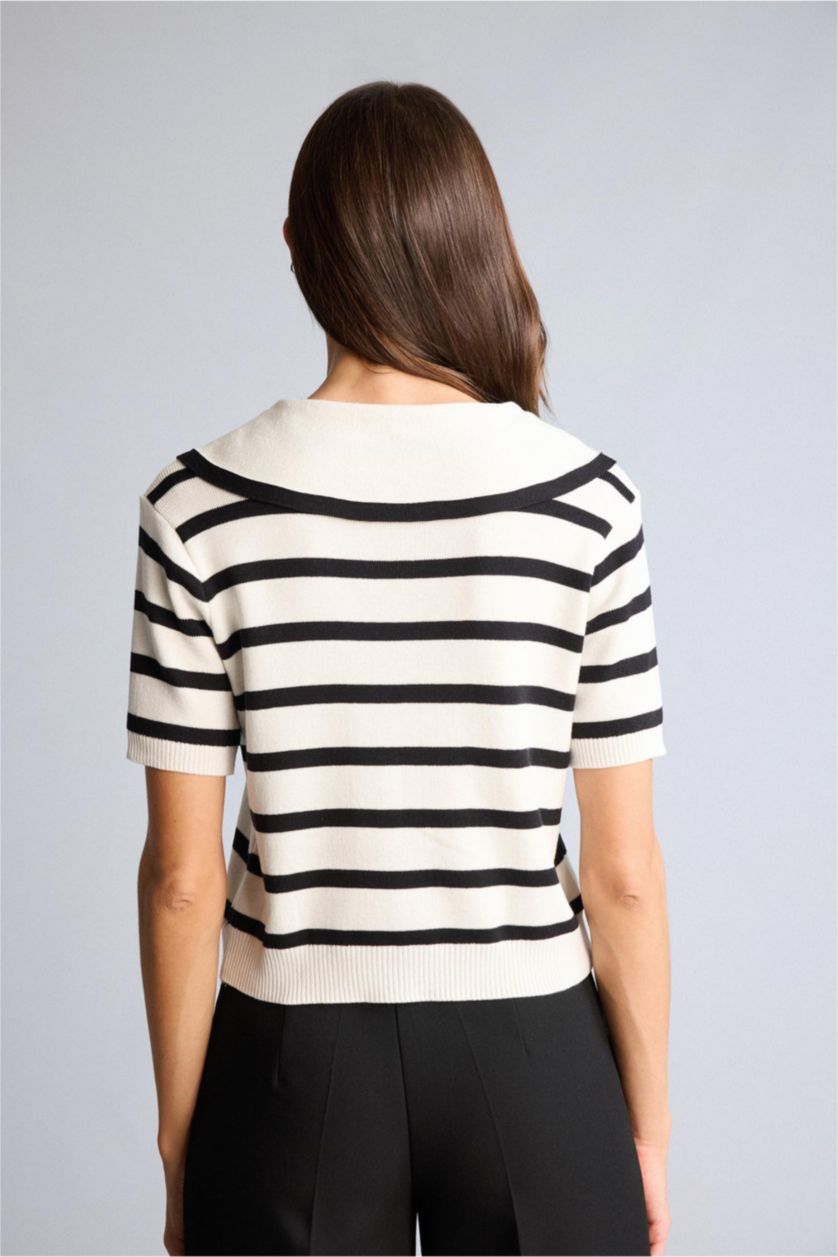 Kadın Kırık Beyaz Crop Büyük Yaka Çizgili Kazak