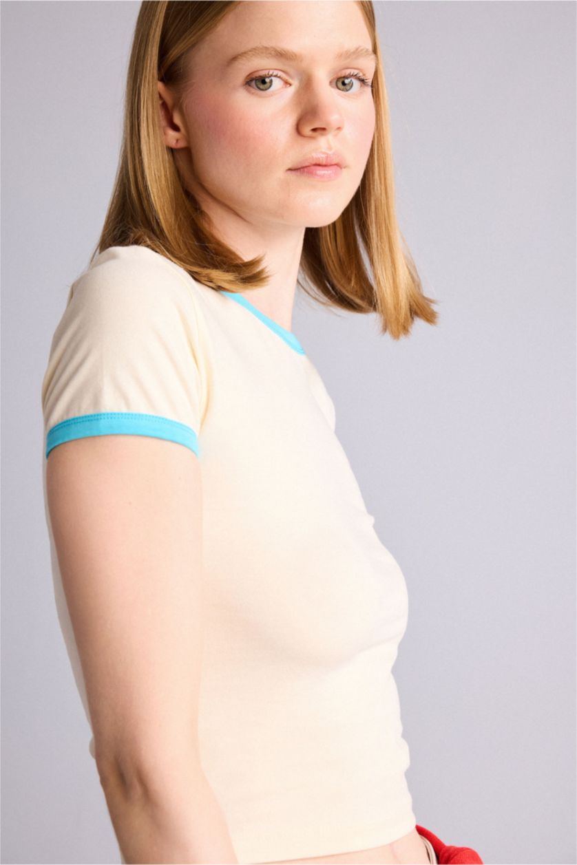 Kadın Açık Sarı Fitted Kısa kollu Tişört