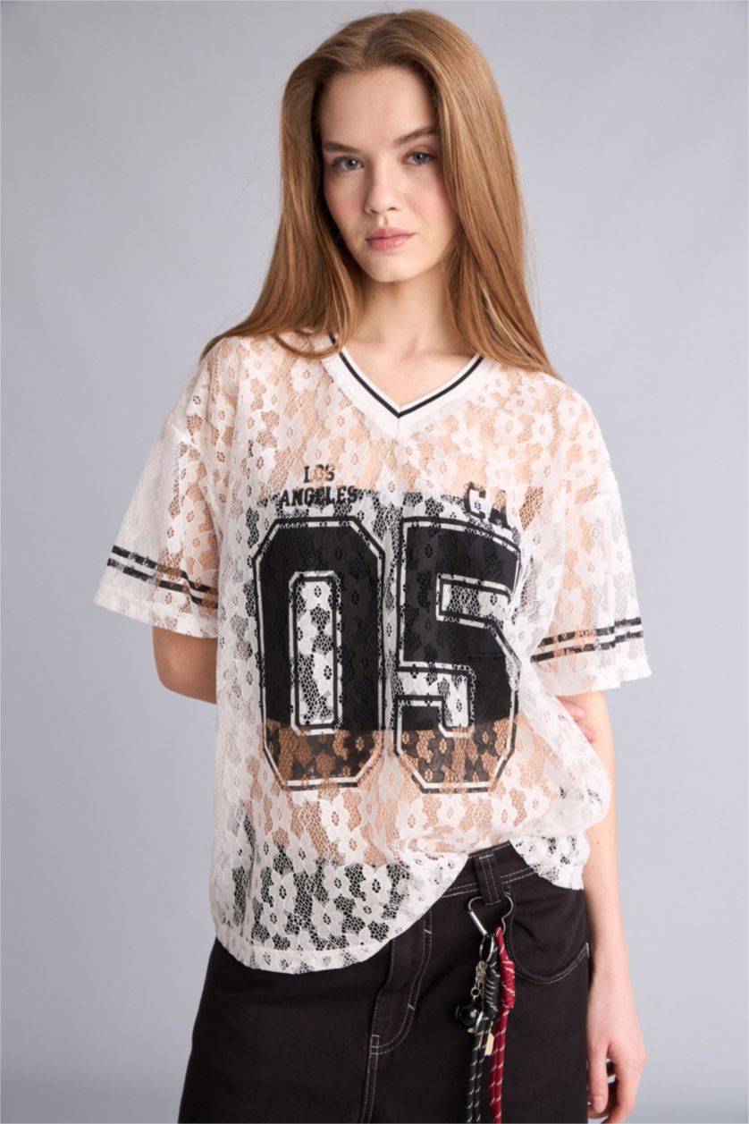 Kadın Kırık Beyaz Oversize Dantel Baskılı Tişört