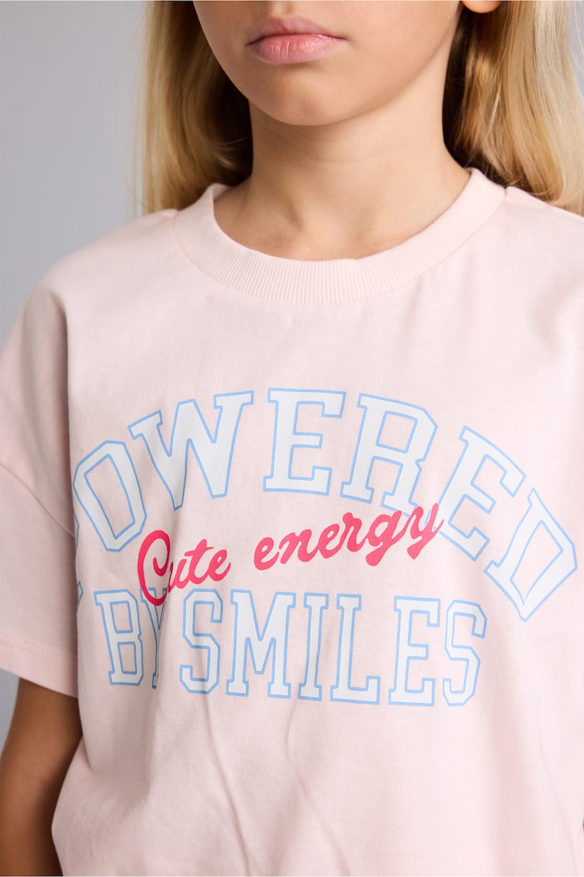 GIRLS & TEENS Light Pink تيشيرت بناتي نص كم بطبعة شعار قصة عادية