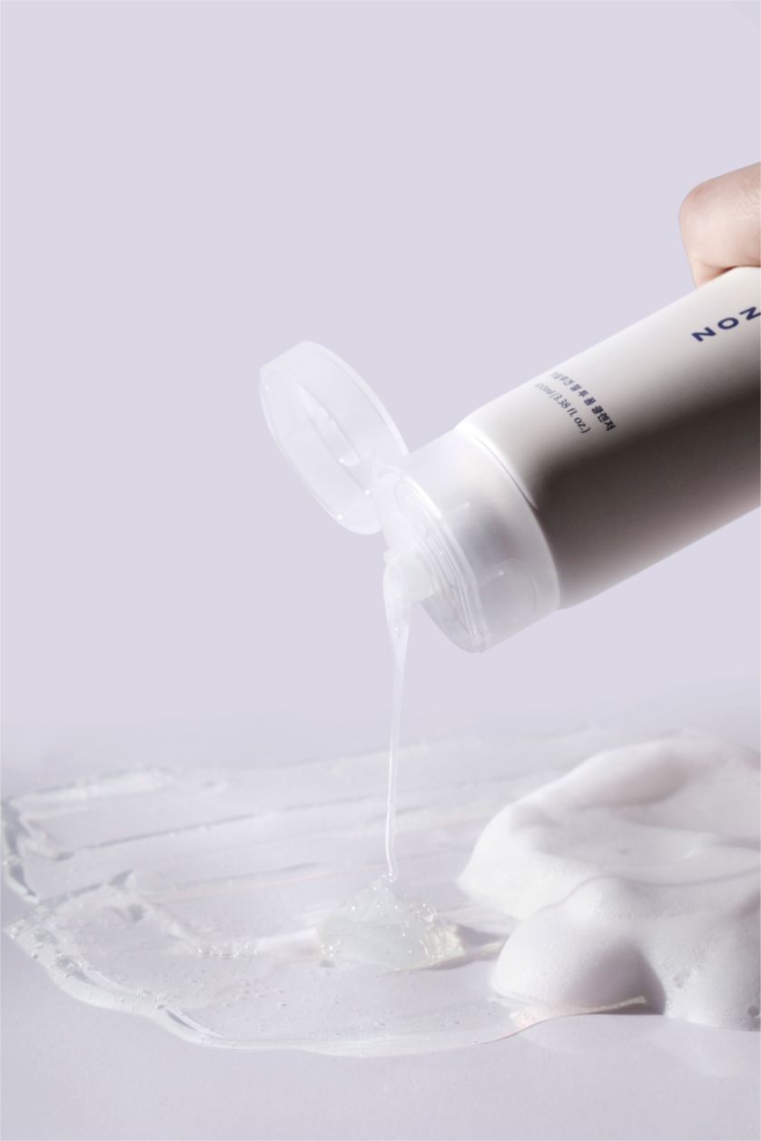 Woman White Mizon Hyalugen Gel To Foam Cleanser Moisturizing Facial Cleanser 100 ml