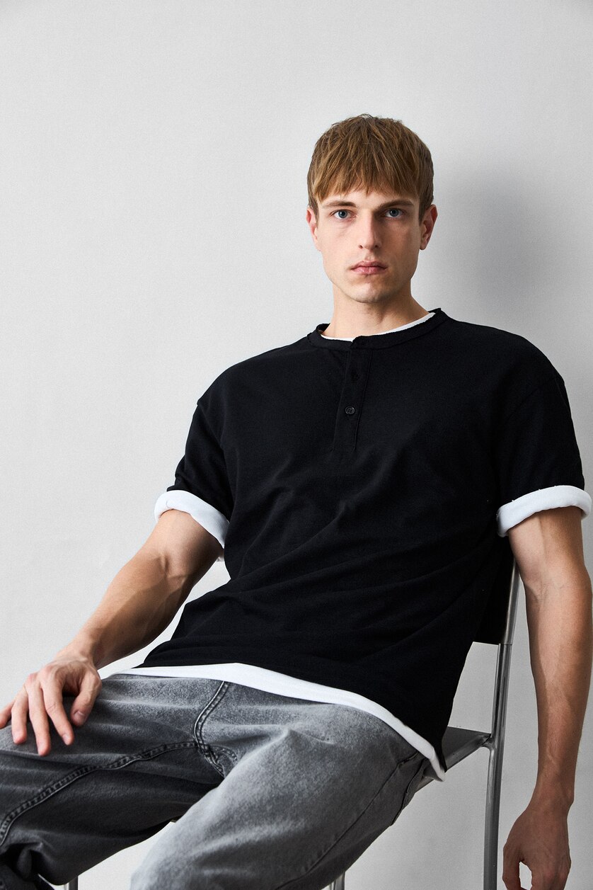 Erkek Siyah Boxy Fit Henley Yaka Tişört